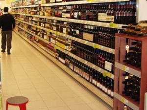 Băuturile spirtoase cu aromă de votcă, de cireșe, de afine etc au început să fie vânate nu numai pe raftul magazinelor. Foto: MEDIAFAX