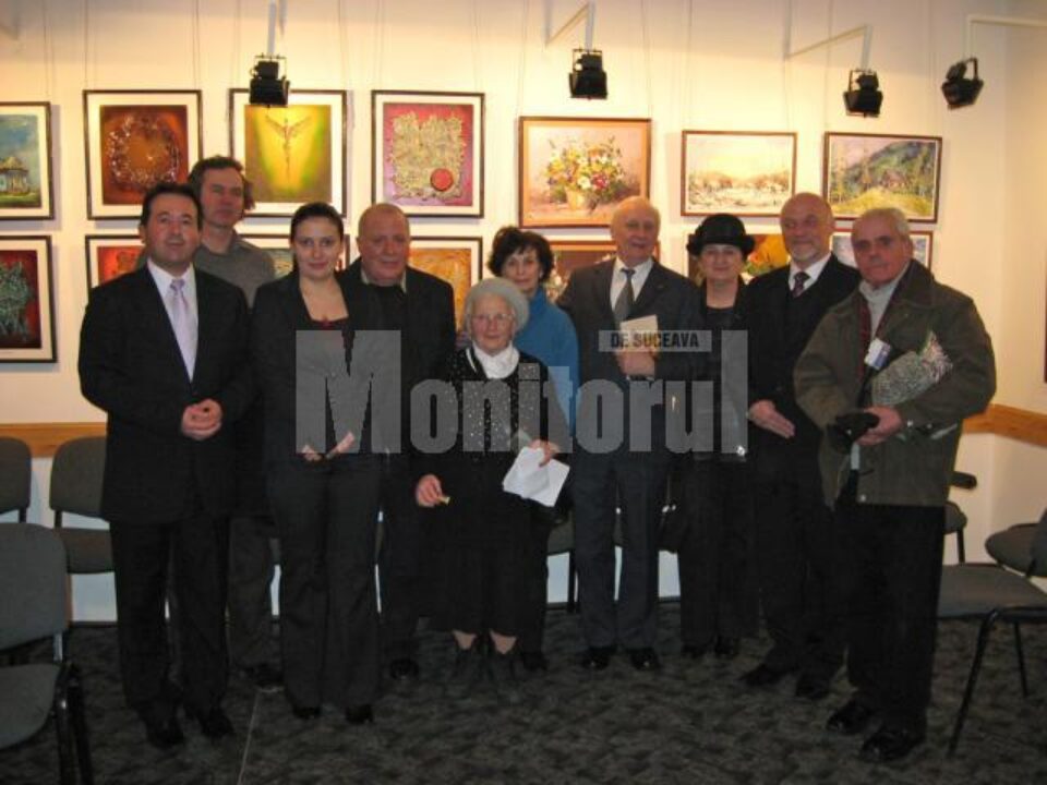 Fotografie de grup în cadrul expozițional
