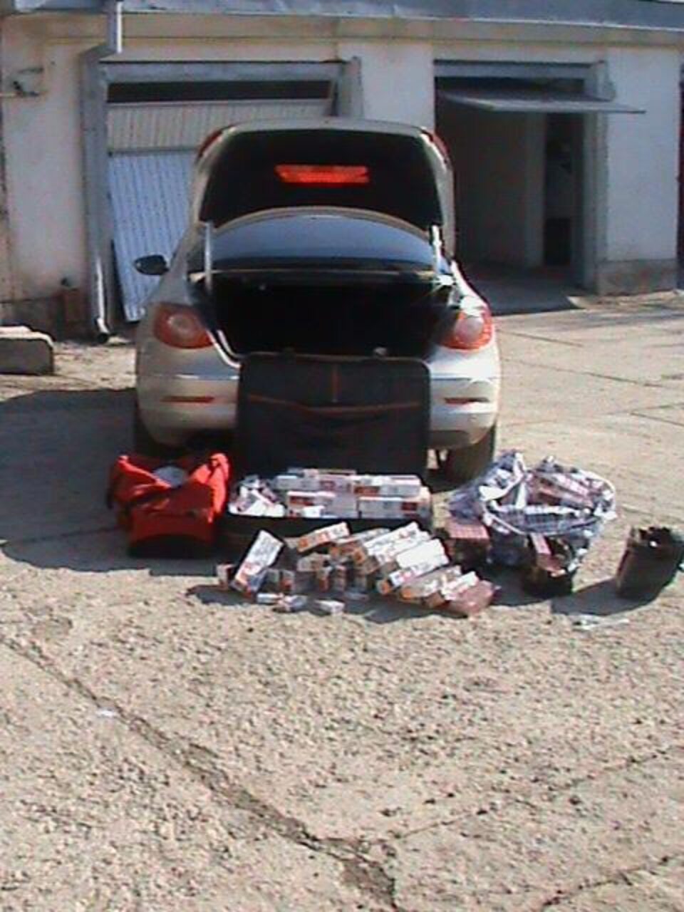 Autoturismul in care au fost gasite 1.740 de pachete de tigari de contrabanda