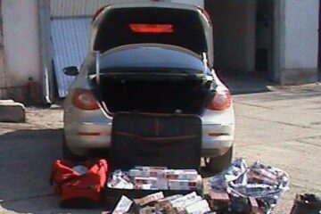 Autoturismul in care au fost gasite 1.740 de pachete de tigari de contrabanda