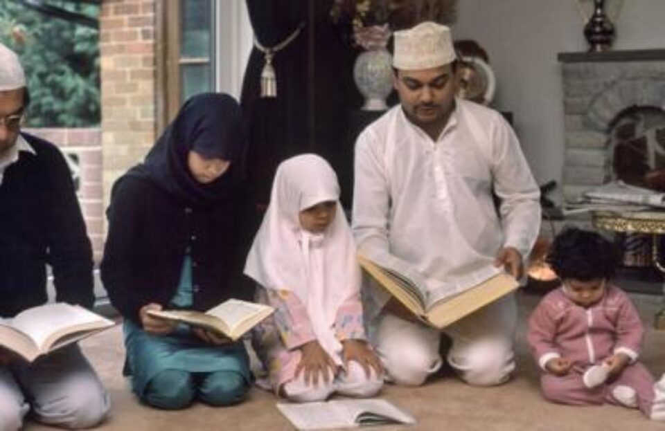 Familie musulmană la rugăciune, la sfârșitul Ramadamului Foto: ALAMY