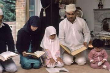 Familie musulmană la rugăciune, la sfârșitul Ramadamului Foto: ALAMY