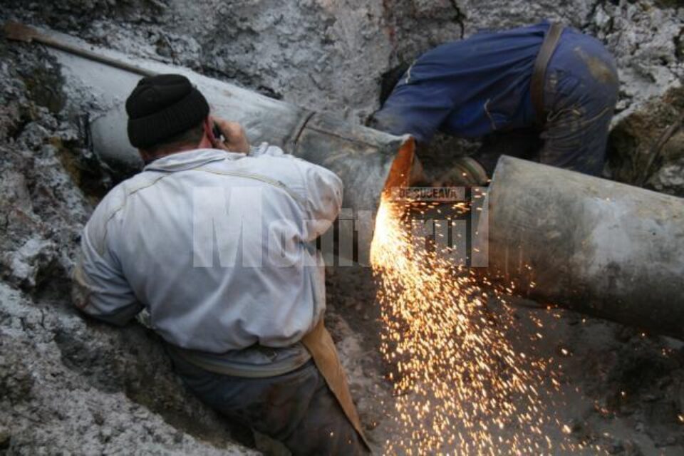 Conducta, veche de peste 40 de ani, s-a fisurat din cauza alunecării lente a terenului în zonă