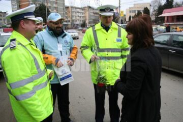 Conducătoarele auto au primit de la organizatorii acțiunii flori și cadouri