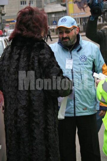 Conducătoarele auto au primit de la organizatorii acțiunii flori și cadouri