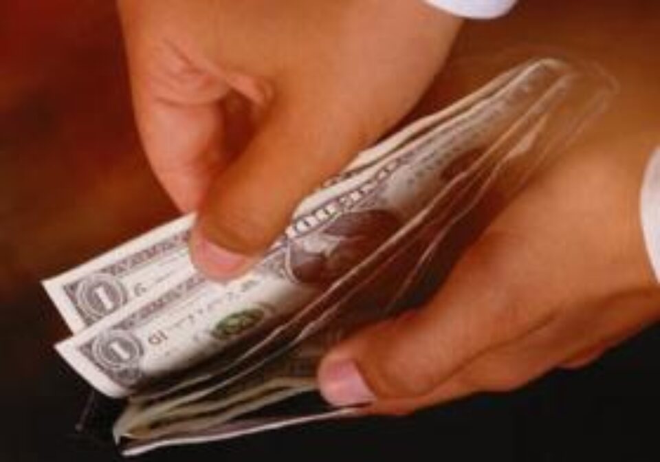 În schimbul sumei de 1.000 de lei, câmpulungeanul a primit opt dolari și două pachete de șervețele Foto:ImageSource