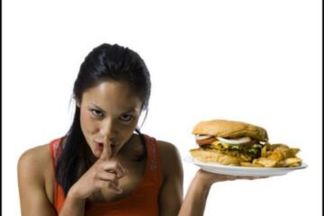 Unele persoane se confruntă cu un sentiment de vină atunci când mănâncă anumite alimente. Foto: ALAMY