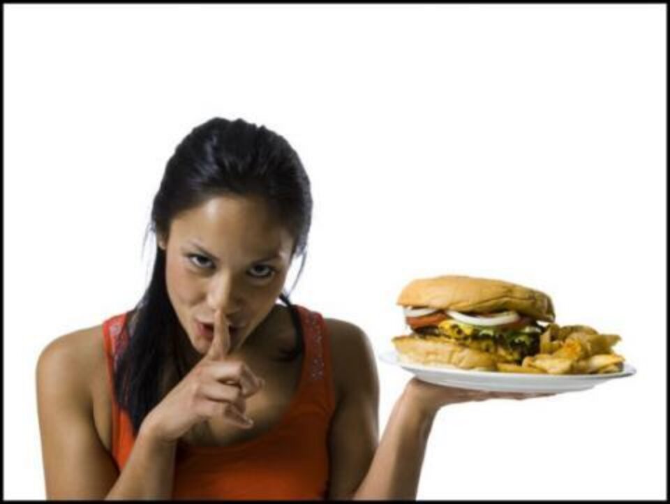 Unele persoane se confruntă cu un sentiment de vină atunci când mănâncă anumite alimente. Foto: ALAMY