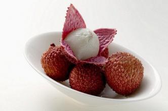 Litchi, unul dintre cele mai delicioase fructe exotice. Foto: FoodCollection