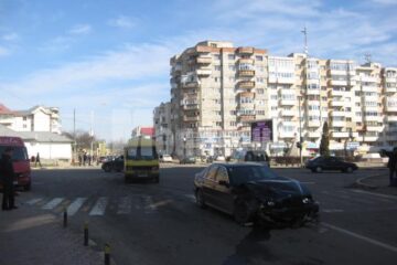 Autoturismul BMW, grav avariat, a rămas în mijlocul intersecției