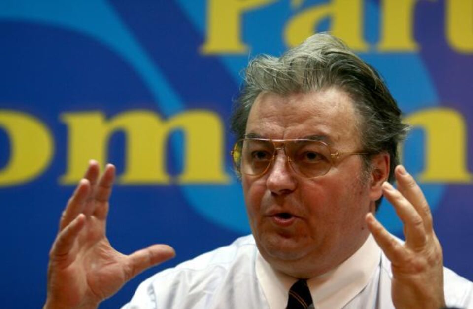CV Tudor: „Nu mai dormiți la conferințele mele de presă, vă rog mult!”. Foto: MEDIAFAX