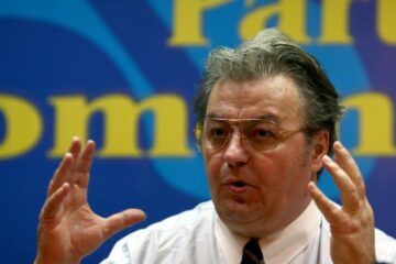 CV Tudor: „Nu mai dormiți la conferințele mele de presă, vă rog mult!”. Foto: MEDIAFAX