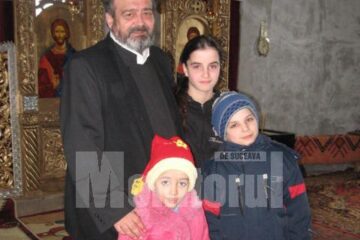 Părintele Mihai Negrea împreuna cu Ioana, Alexandru și Florentina