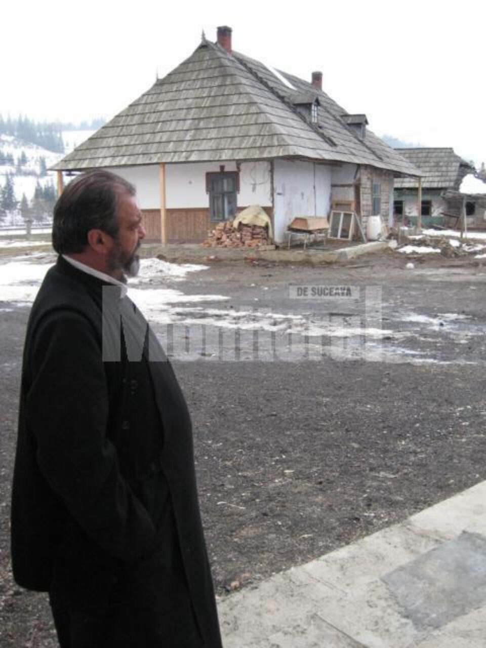 Părintele Negrea gândindu-se de unde mai scoate bani pentru amenajarea chiliilor și extinderea centrului pentru copii