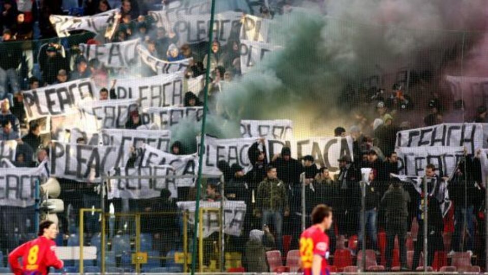 Suporterii echipei Steaua București afișează bannere în meciul cu Poli Iași. Foto: MEDIAFAX