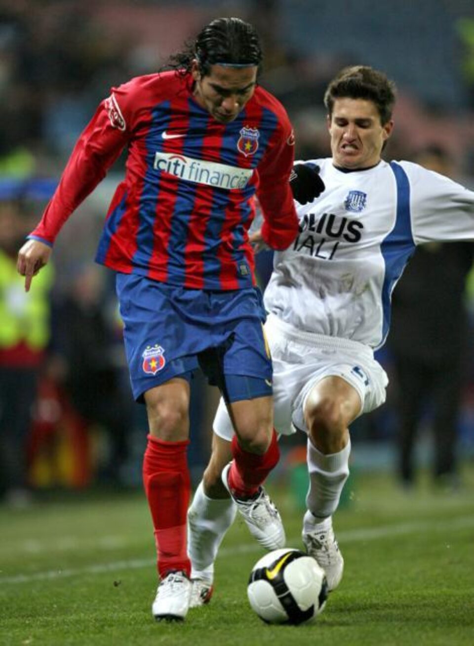 Dayro Moreno (S), de la Steaua București, încearca să treacă de un adversar, în meciul cu Poli Iași. Foto: MEDIAFAX