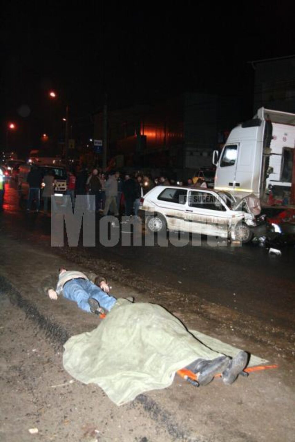 Autoturismul Volkswagen Golf 3, care mergea înspre Șcheia, s-a izbit violent într-un tir care venea din sens opus