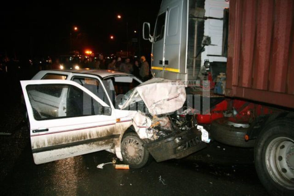 Sânge pe șosea: Doi morți și un rănit, în urma unui teribil accident la ieșirea din Suceava spre Șcheia