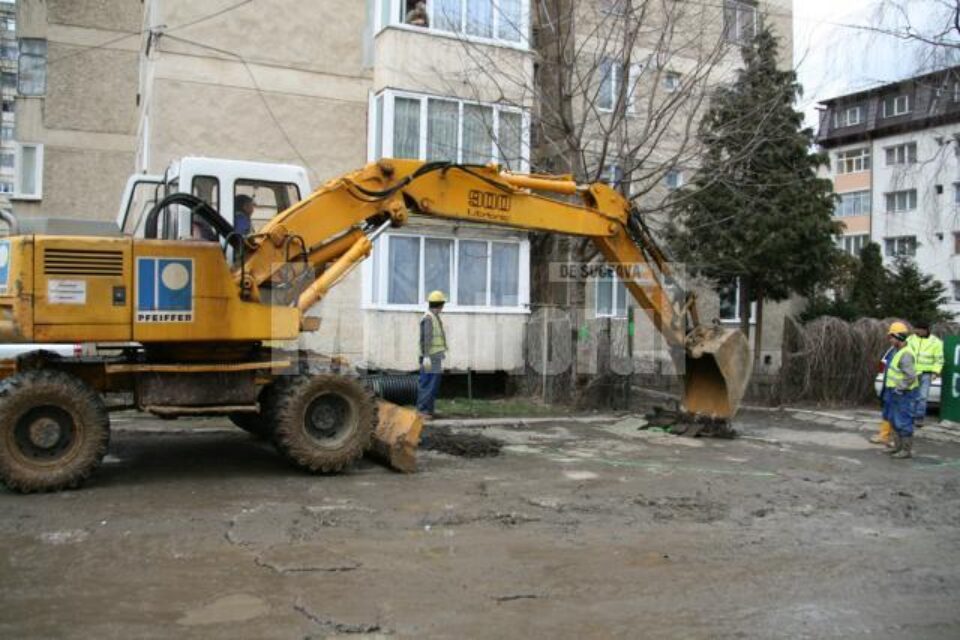 Pentru recuperarea robotului miniatural angajații, ACET au săpat cu excavatorul într-o parcare din cartierul George Enescu
