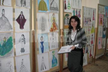 Prof. Simona Mera lângă panourile cu desene