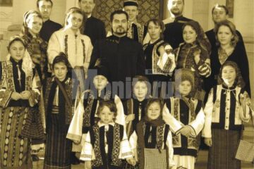 Preotul Mihai Cobziuc, împreună cu copiii din Ansamblul Balada Bucovinei
