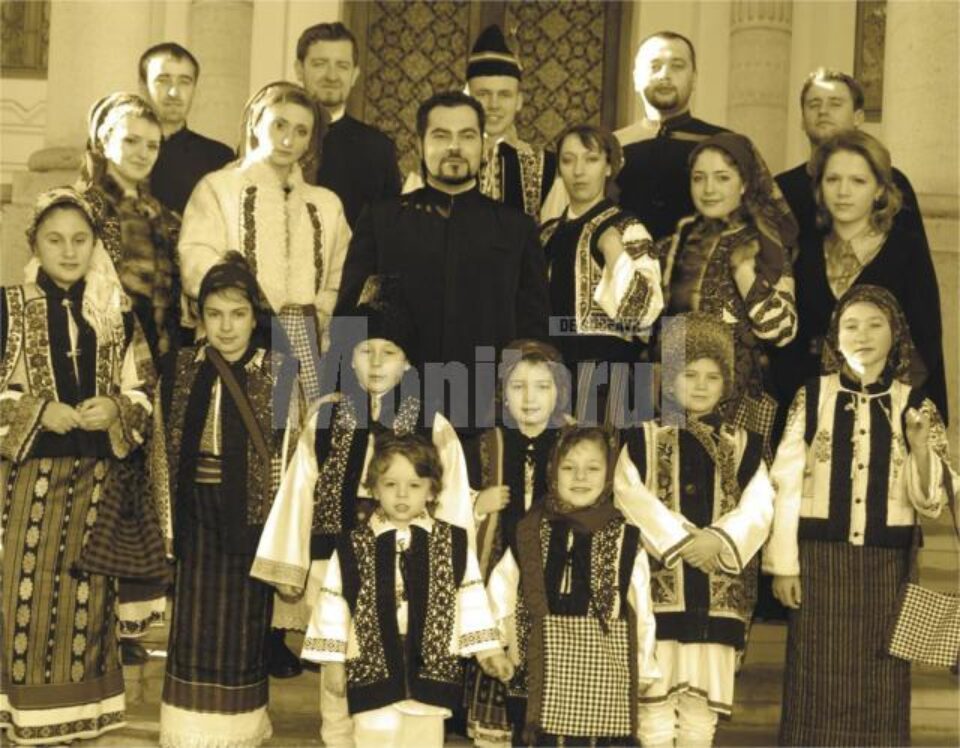 Preotul Mihai Cobziuc, împreună cu copiii din Ansamblul Balada Bucovinei Preotul Mihai Cobziuc, împreună cu copiii din Ansamblul Balada Bucovinei