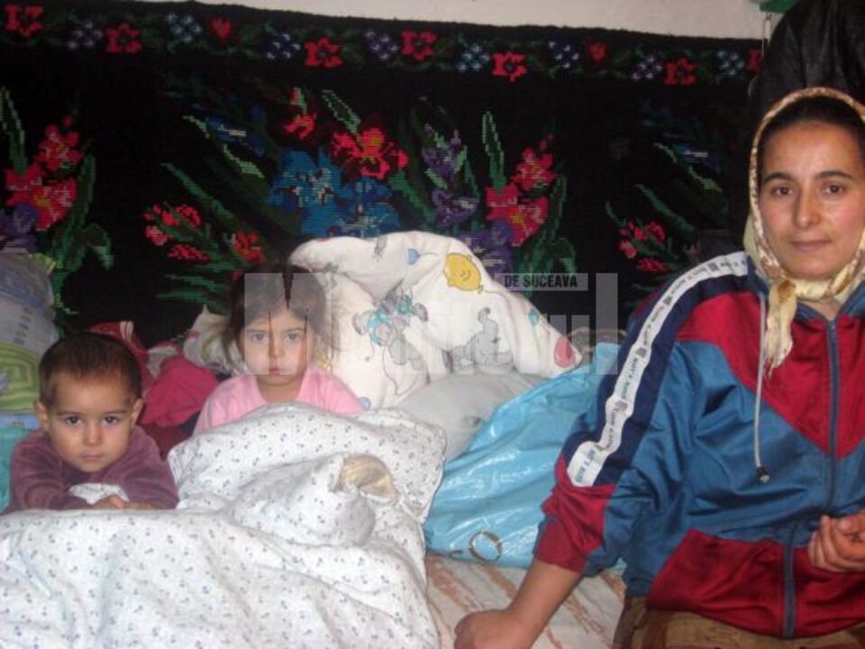 Daniela Beghean și doi dintre cei cinci copiii ai ei