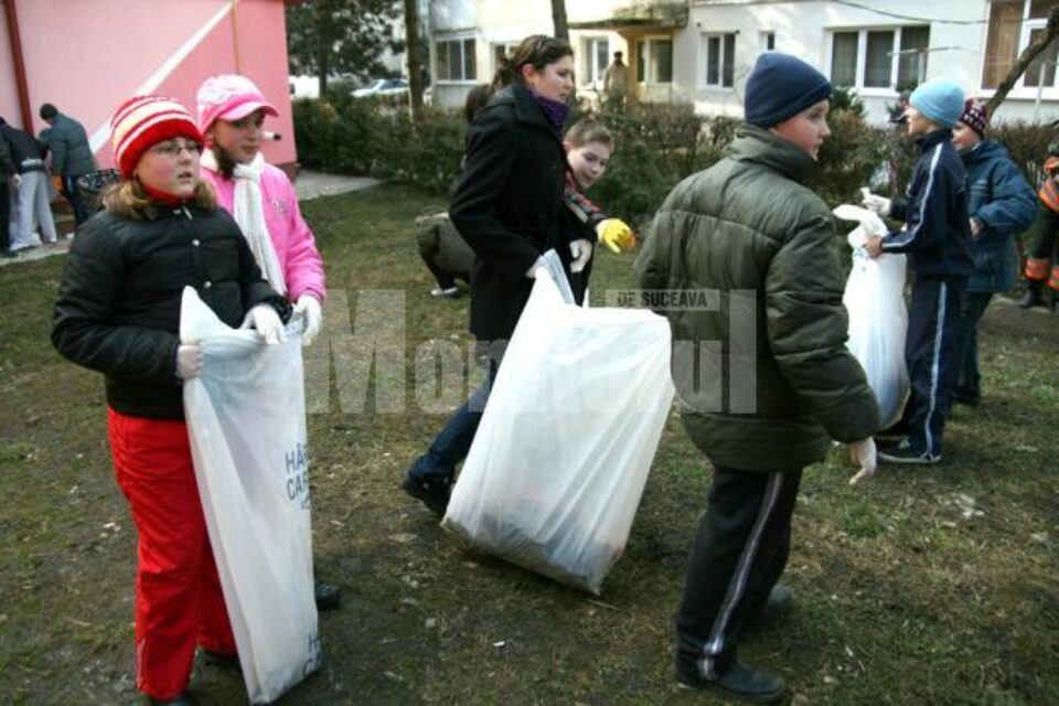 Curățenie de primăvară: Primarul Ion Lungu a măturat străzile din două mari cartiere ale Sucevei