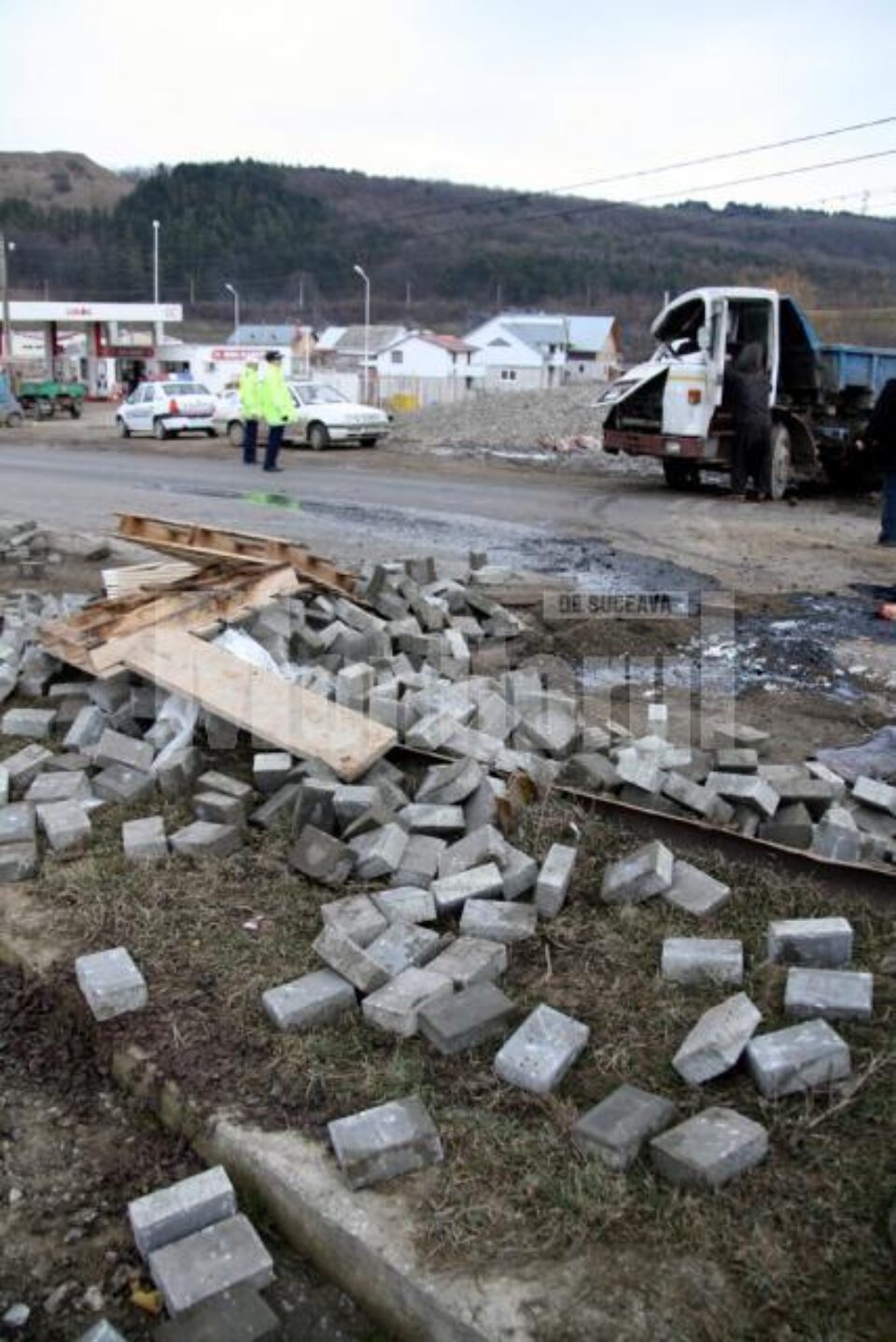 Mașina a fost serios avariată iar pavelele deteriorate