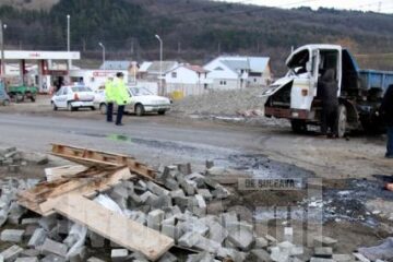 Mașina a fost serios avariată iar pavelele deteriorate