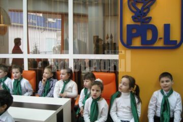 Copiii din “Patrula ECO-ȚĂNDĂREII” au făcut oră de educație ecologică în biroului deputatului Ioan Bălan