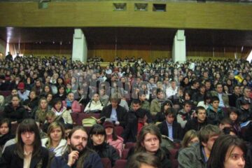 Aproape 800 de elevi din liceele sucevene au participat la conferința de ieri