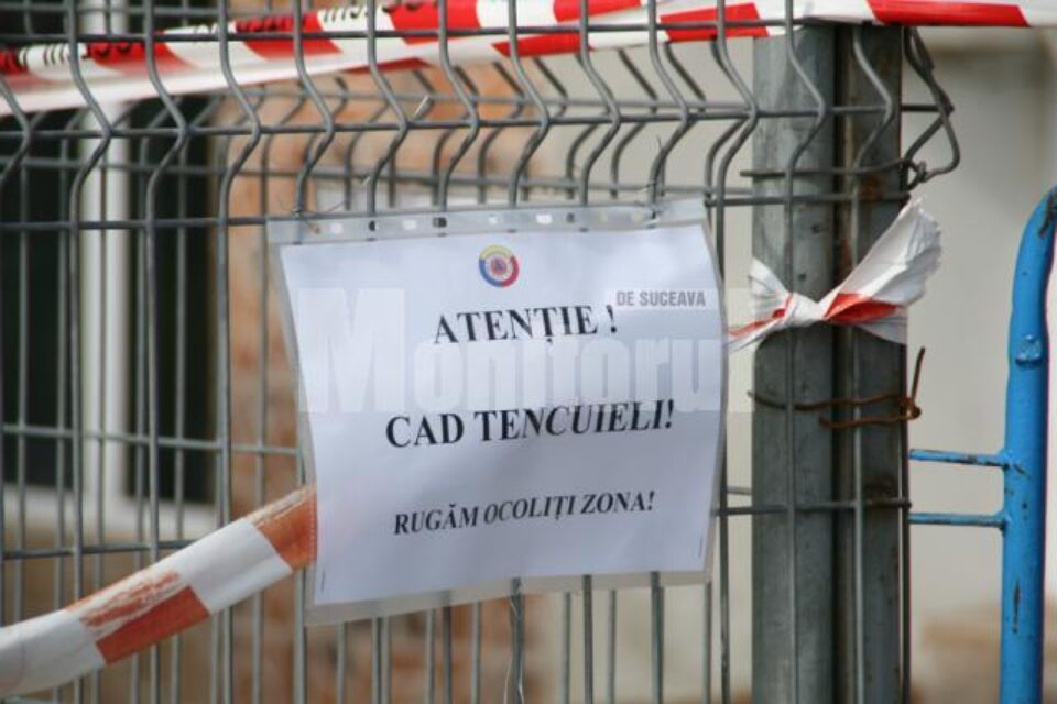 Pericol public: Tencuiala și cărămizile unui bloc din Obcine, proiectile în capul trecătorilor