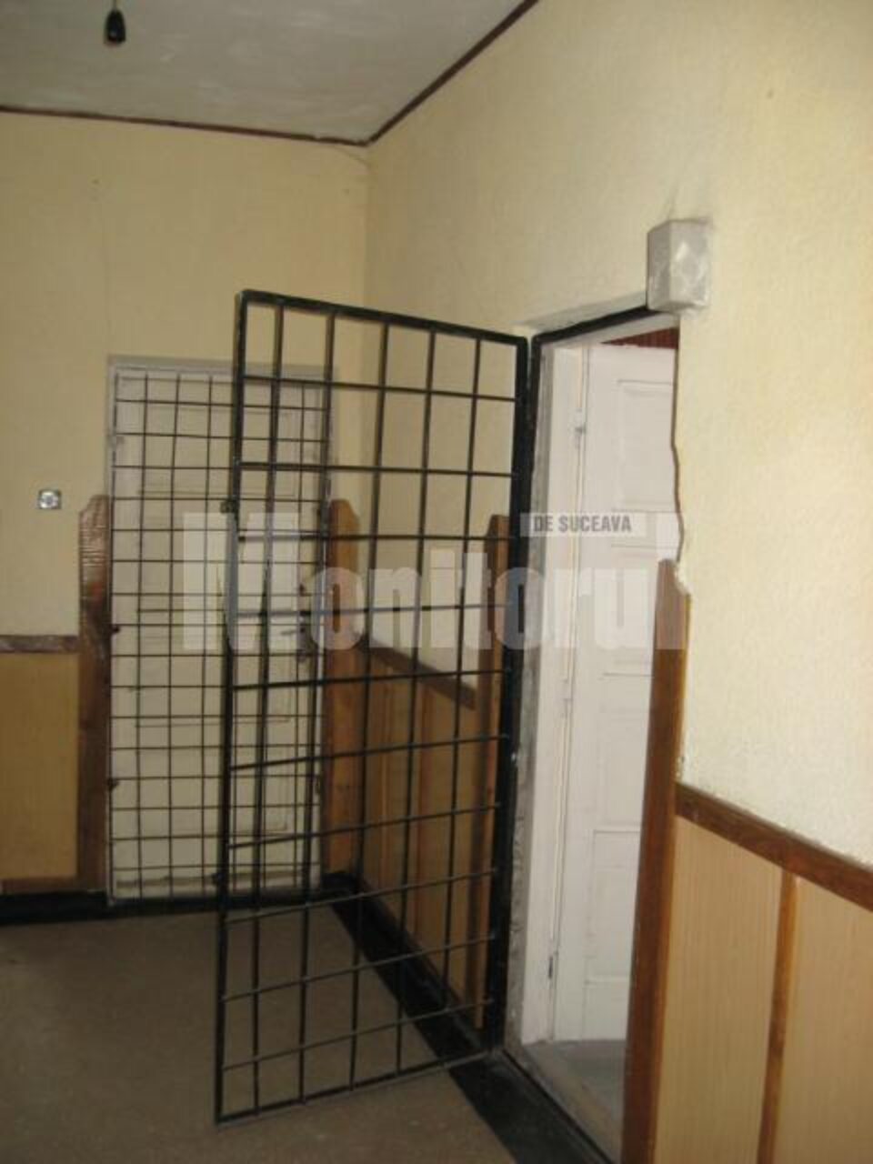 Hotii au trecut cu usurinta de grilajul de la usa casieriei