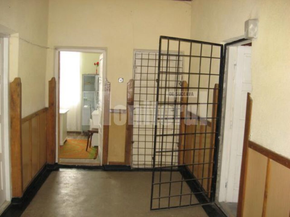 Hoții au intrat în primărie pe geamul de la cabinetul medical, care nu era asigurat cu gratii