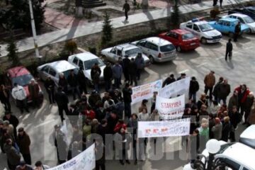Aproximativ 150 de sindicaliști din județul Suceava, afiliați Confederației Naționale „Cartel Alfa”, au pichetat ieri, între orele 11:00 și 13:00, Prefectura Suceava