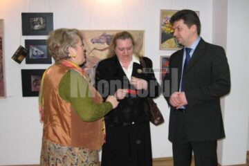 Artistele plastice Angela Pitariu-Bolnavu, Lucia Pușcașu și directorul Mircea Petrariu