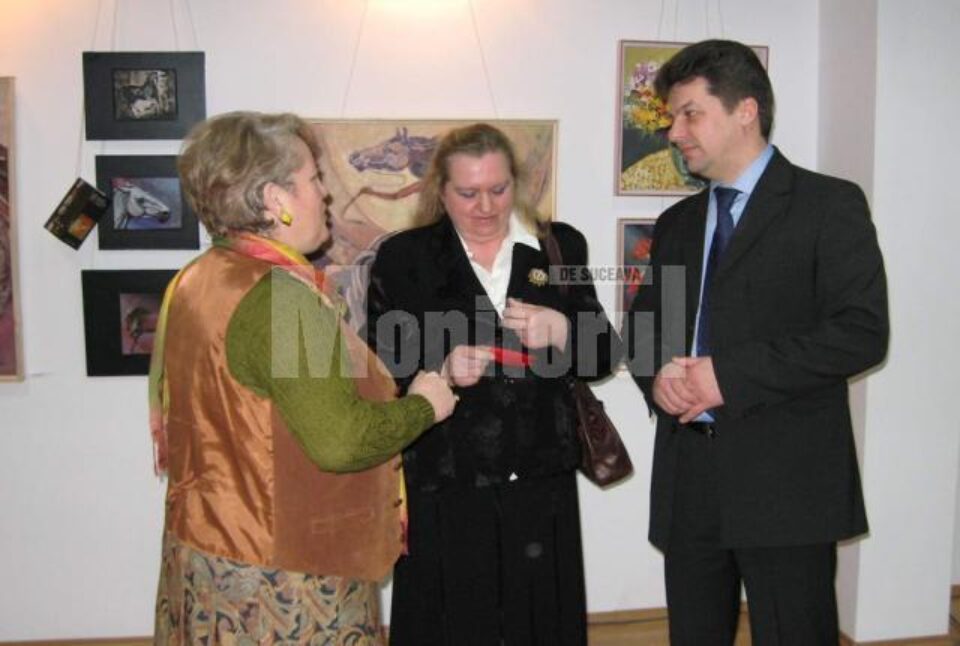 Artistele plastice Angela Pitariu-Bolnavu, Lucia Pușcașu și directorul Mircea Petrariu Artistele plastice Angela Pitariu-Bolnavu, Lucia Pușcașu și directorul Mircea Petrariu