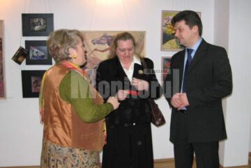 Artistele plastice Angela Pitariu-Bolnavu, Lucia Pușcașu și directorul Mircea Petrariu