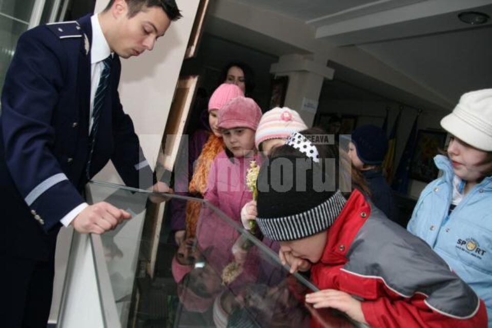 Acțiune: Zeci de elevi au vizitat, ieri, laboratoarele Serviciului Criminalistic al IPJ Suceava