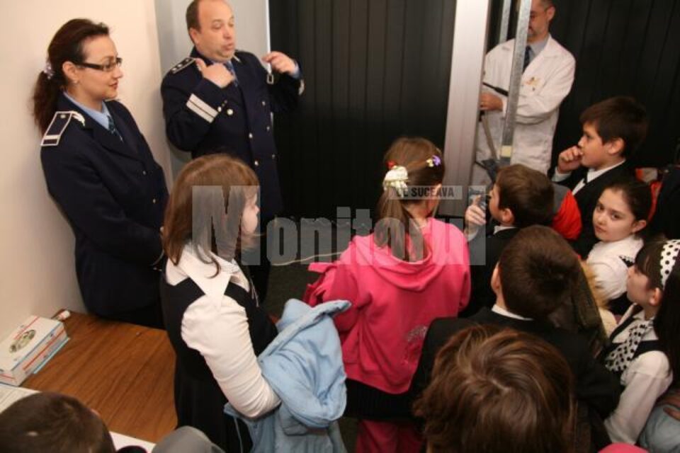 Acțiune: Zeci de elevi au vizitat, ieri, laboratoarele Serviciului Criminalistic al IPJ Suceava