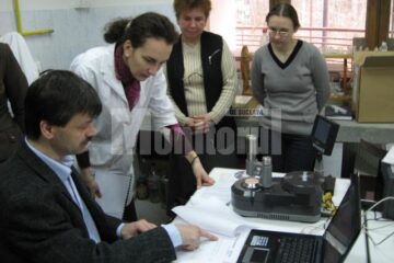 Reprezentantul firmei importatoare instruind personalul laboratorului