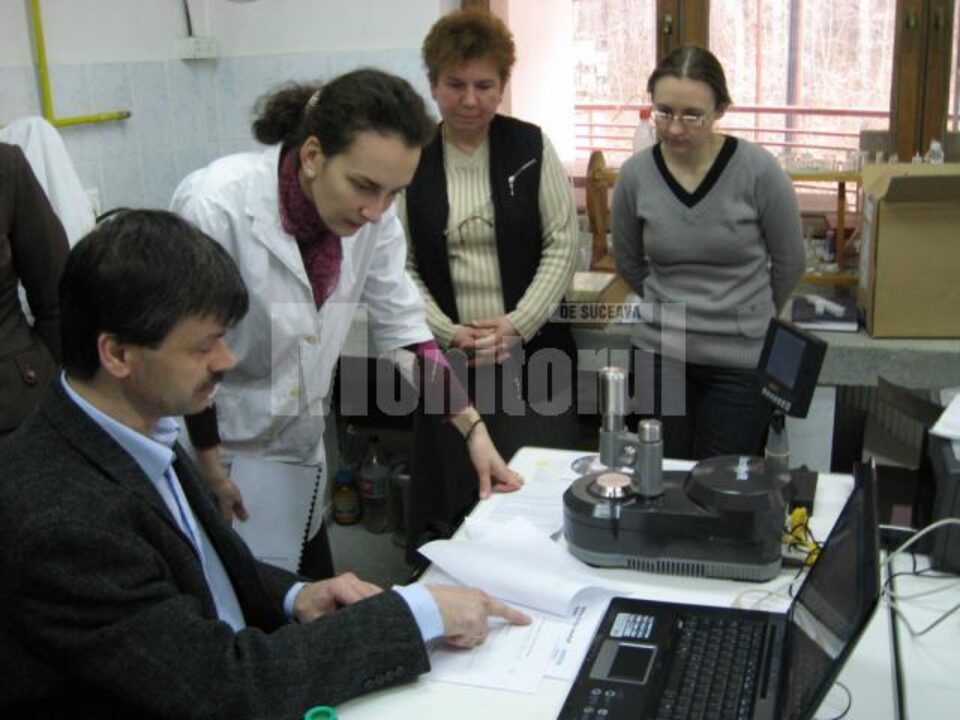 Reprezentantul firmei importatoare instruind personalul laboratorului Reprezentantul firmei importatoare instruind personalul laboratorului