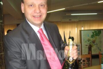 Șampania marca Donțu, servită colegilor din Consiliul Local