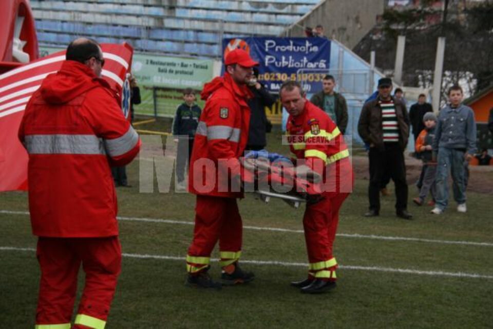 Intervenție SMURD: Bărbat paralizat după o căzătură din nuc, dus cu elicopterul la Târgu Mureș