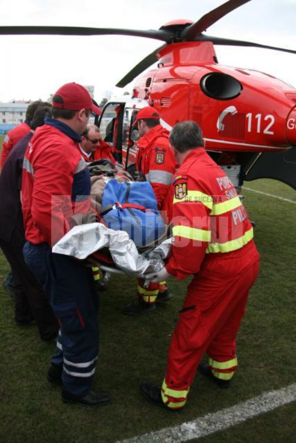 Intervenție SMURD: Bărbat paralizat după o căzătură din nuc, dus cu elicopterul la Târgu Mureș