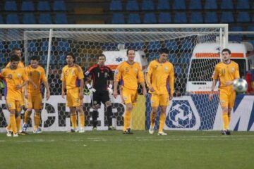 Jucătorii naționalei României, Adi Mutu, Cosmin Contra, Bogdan Lobonț, Dorel Stoica și Florin Costea sunt dezamăgiți în finalul meciului cu reprezentativa Serbiei. Foto: MEDIAFAX
