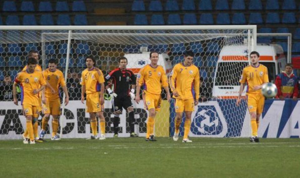 Jucătorii naționalei României, Adi Mutu, Cosmin Contra, Bogdan Lobonț, Dorel Stoica și Florin Costea sunt dezamăgiți în finalul meciului cu reprezentativa Serbiei. Foto: MEDIAFAX