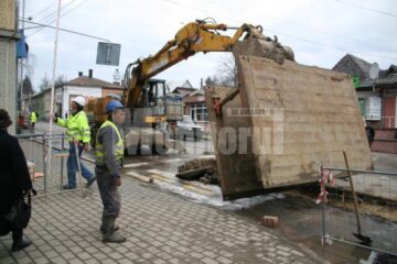 Se lucrează acum la înlocuirea conductei de canalizare, care a fost instalată în 1910 de către meseriașii Imperiului Austro-Ungar