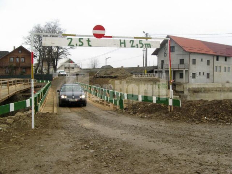 Pe acest pod au putut circula timp de aproape două luni mașini cu tonaj mai mic de 2,5 tone Pe acest pod au putut circula timp de aproape două luni mașini cu tonaj mai mic de 2,5 tone